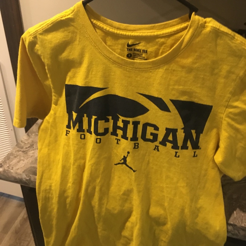 Michigan x Jordan t size L